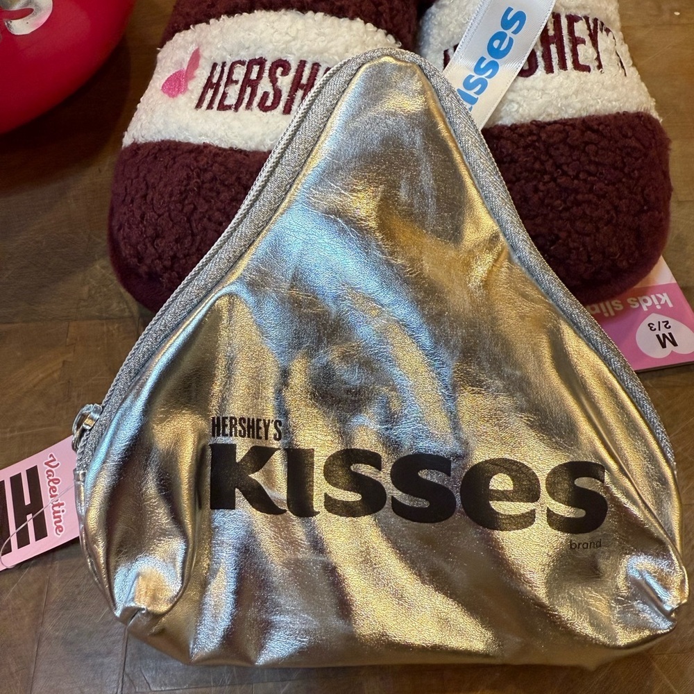 Hershey's Maroon and White Slippers Sz 2/3 with Silver Kiss Shaped Pouch - Picture 7 of 7